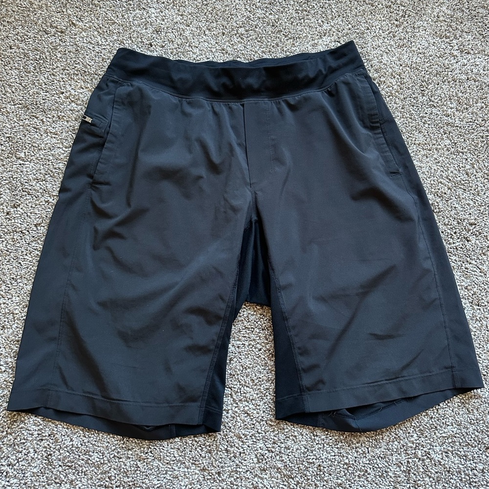 Men’s‎ black lululemon shorts